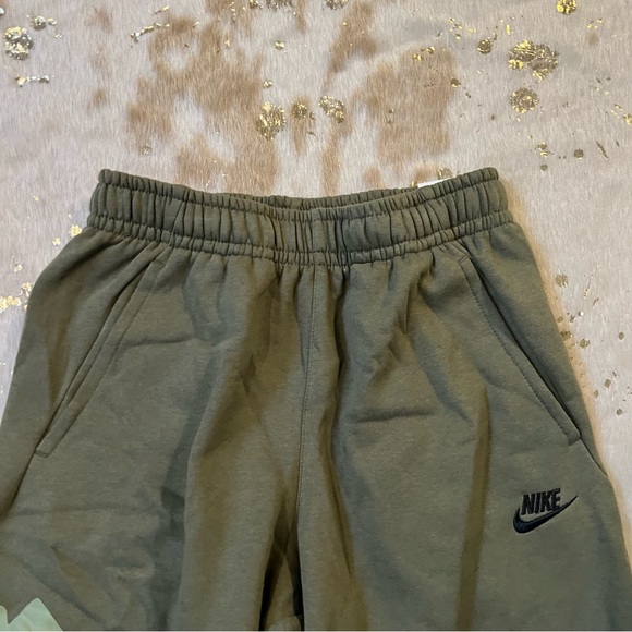 NWT NIKE XS Sportswear Club Fleece Graphic Cotton Short Olive Green Logo - Picture 9 of 10